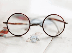 Istoria fascinantă a ochelarilor