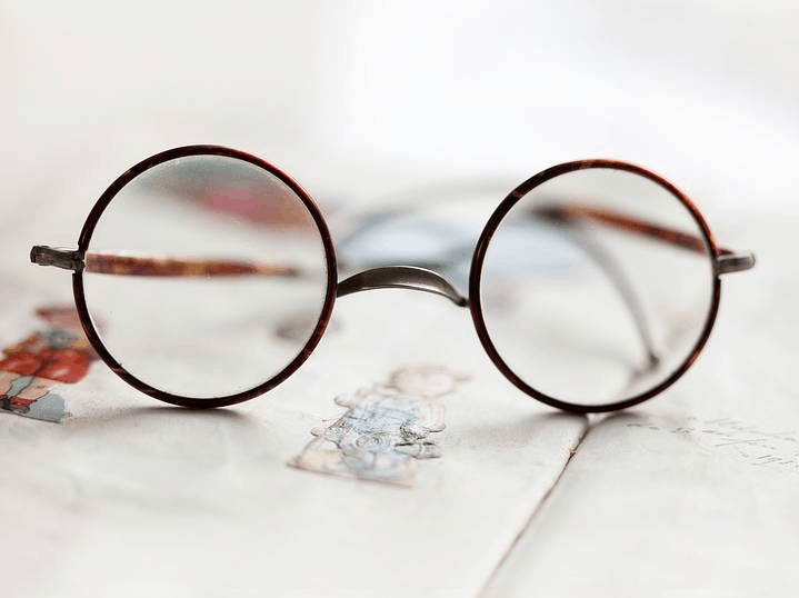 Istoria fascinantă a ochelarilor